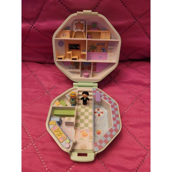 Vintage Polly Pocket Polly's School-Green Compact-1990 Bluebird - Picture 1 of 3